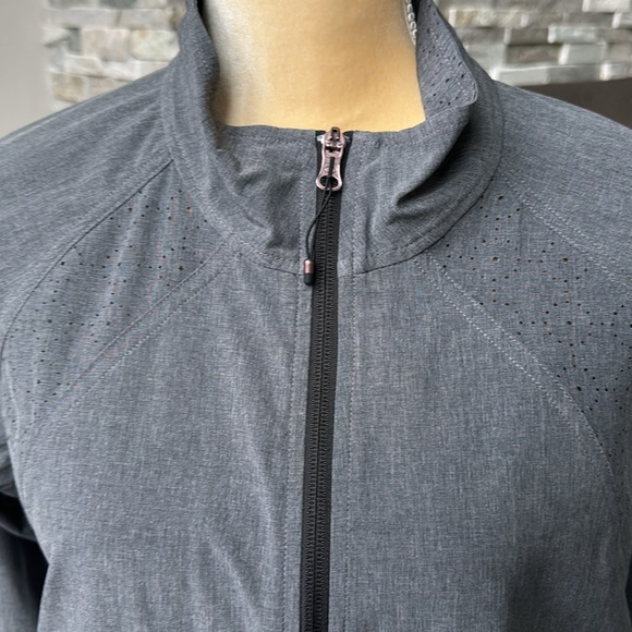 Calia by Carrie Underwood. Gray lightweight Warm up Jacket. Size Medium. - Picture 6 of 9